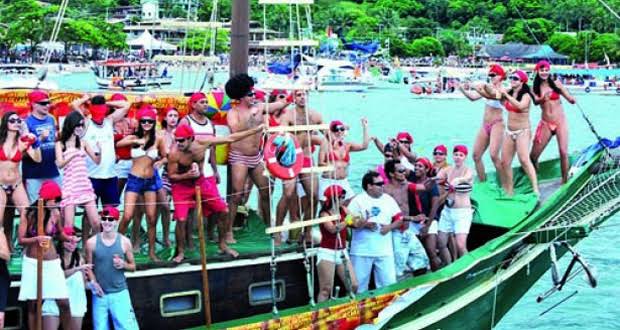 Leia mais sobre o artigo Carnaval Náutico: Baianos e turistas optam por curtir a festa carnavalesca no mar e já faltam embarcações de aluguéis em Salvador