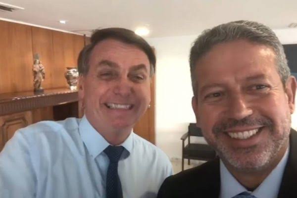 Leia mais sobre o artigo Bolsonaro mostra força e consegue emplacar Arthur Lira como presidente da Câmara dos Deputados em primeiro turno