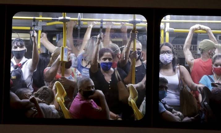 Leia mais sobre o artigo Metrô e ônibus superlotados viram foco de transmissão da COVID-19