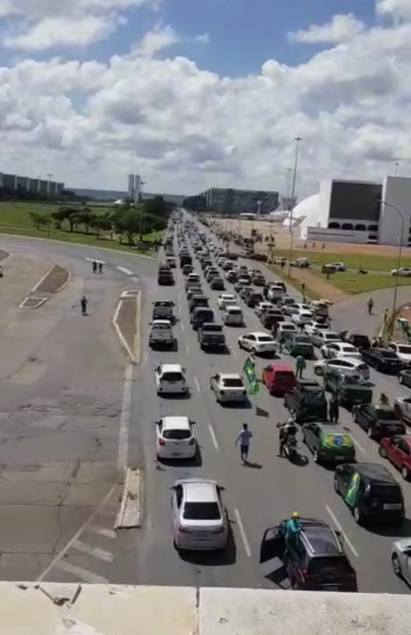 Leia mais sobre o artigo Manifestações explodem em todo Brasil nesse domingo contra o “lockdown”. Em Brasília manifestantes fazem buzinaço no congresso e STF