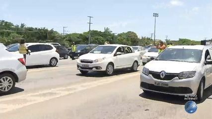 Leia mais sobre o artigo Semana Santa: Baianos saem de salvador rumo ao litoral norte e já se verificam engarrafamentos na estrada do coco. Veja fotos exclusivas