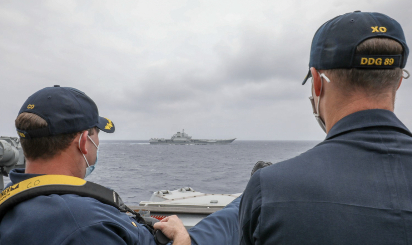 Leia mais sobre o artigo TENSÃO AUMENTA: Porta-aviões chinês e destróier da Marinha americana navegam lado a lado no Mar da China Meridional