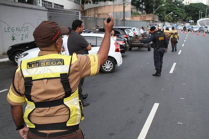 Leia mais sobre o artigo Mais de 80 grupos de WhatsApp, em Salvador, que informa sobre locais de blitz já são monitorados pela PF. Empresários e até servidores públicos estão na lista de alvos. Saiba detalhes