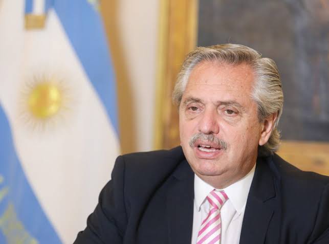 Leia mais sobre o artigo Presidente socialista argentino diz que brasileiros vieram da selva e argentinos chegaram de barcos da Europa