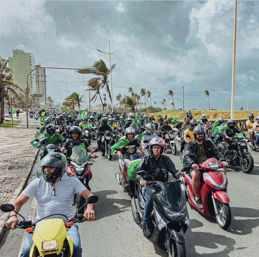 Leia mais sobre o artigo Mesmo com chuva e sem a presença do Presidente da República, “motociata” pró Bolsonaro reúne milhares de motos e carros em salvador. Confira fotos exclusivas