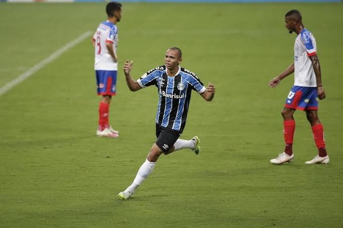 Leia mais sobre o artigo DE NOVO ! Bahia perde para o Grêmio e se afunda na série A