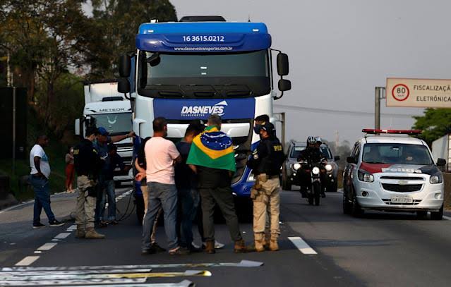 Leia mais sobre o artigo Após Bolsonaro pedir, caminhoneiros desmobilizam e liberam as rodovias