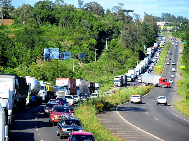 Leia mais sobre o artigo Não passa nada: Caminhoneiros fecham todas rodovias que passam por Feira de Santana