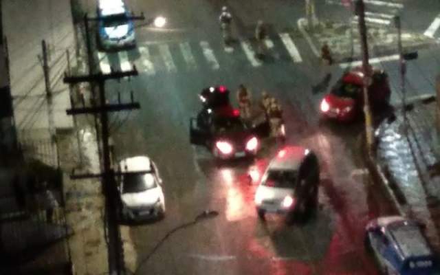 Leia mais sobre o artigo INSEGURANÇA TOTAL: Casal e criança são baleados por bandidos, dentro de carro no bairro de Nazaré