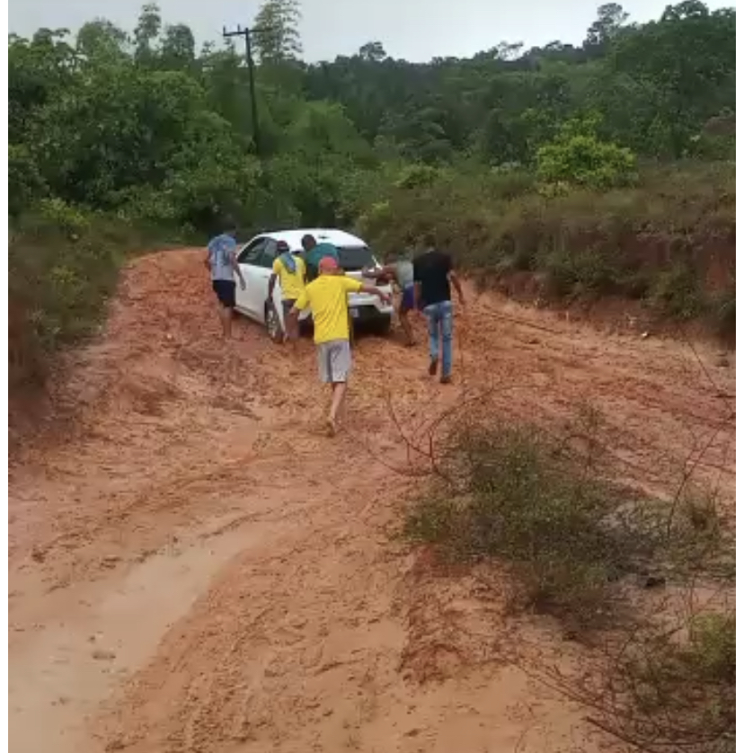 Leia mais sobre o artigo Prefeitura de Saubara deixa estrada sem manutenção deixando turistas e veranistas ilhados devido às chuvas