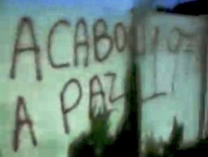 Leia mais sobre o artigo É O CAOS! Torcedores do Bahia picham muros da cidade tricolor: “Acabou a Paz”. Veja video