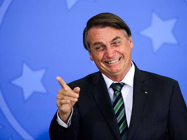 Leia mais sobre o artigo Bolsonaro anuncia reajuste de 33% para os professores do ensino fundamental e cala sua oposição