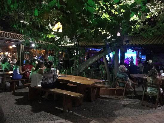 Leia mais sobre o artigo Seguranças do bar do Souza são acusados de agredirem clientes em Praia do Forte. Veja detalhes