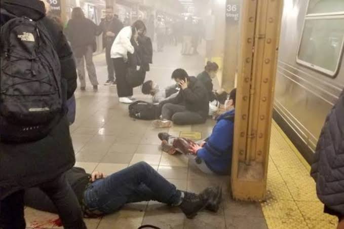 Leia mais sobre o artigo AGORA ! Ataque terrorista ao metrô de Nova York. Veja imagens exclusivas