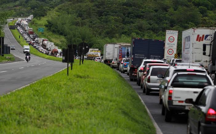 Leia mais sobre o artigo Soteropolitanos começam a deixar salvador rumo ao interior. Rodoviária lotada e BR-324 com 40 km de engarrafamento. Veja detalhes