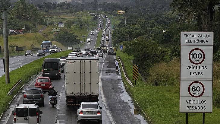 Leia mais sobre o artigo BR-324 já amanhece com pontos de lentidão no retorno do São João. Veja detalhes