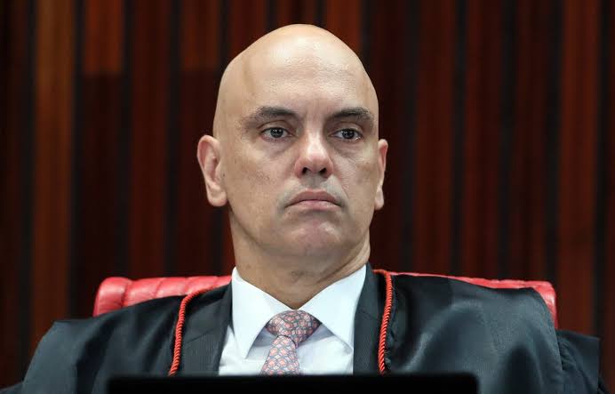 Leia mais sobre o artigo Alexandre de Moraes pode determinar o fechamento de clube de tiros e uso de camisa da seleção no dia da eleição. Saiba detalhes