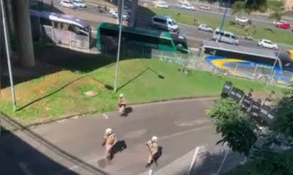 Leia mais sobre o artigo Torcedores do bahia jogam pedra em ônibus de torcida carioca e PM intervém. Flamenguistas prometeram dar o troco no jogo de volta no RJ