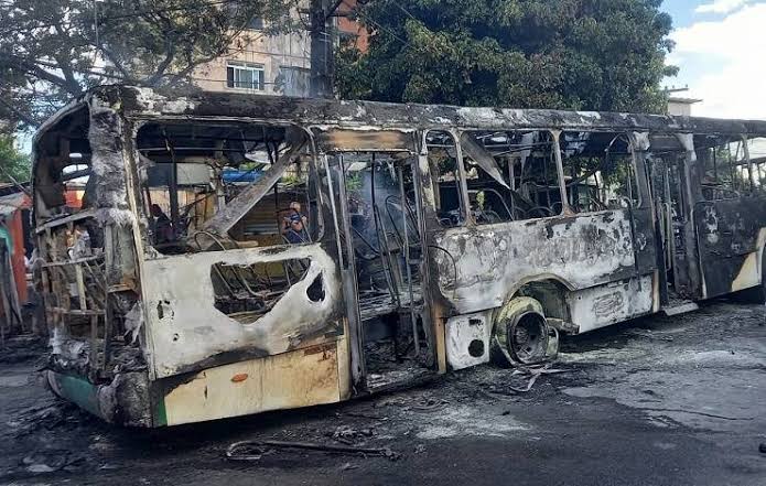 Leia mais sobre o artigo Mais um ônibus é incendiado por bandidos em Sussuarana