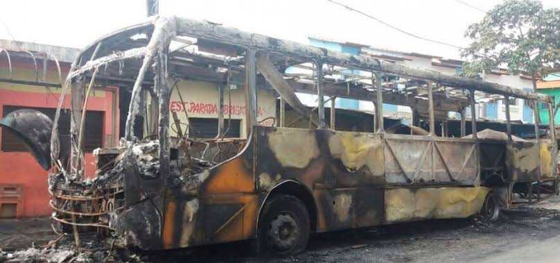 Leia mais sobre o artigo EXCLUSIVO: Após mais um ônibus incendiado por bandidos, empresários podem recolher toda frota ás garagens nesta segunda. Saiba detalhes