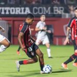Contra todos: Vitória vence o Vasco e a arbitragem